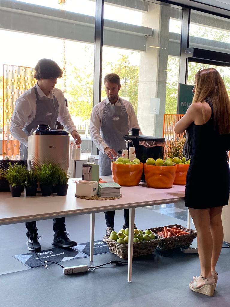 zumexgroup's tweet photo. 📢 Today we attend the International #InteriorDesignForum at @FeriaHabitat.
We will share a booth to enjoy a #JuiceBreak with @actiu & @Teika_es
📍Foro Diseño & Salud #FIDI22 https://t.co/d3DkOy2wYK