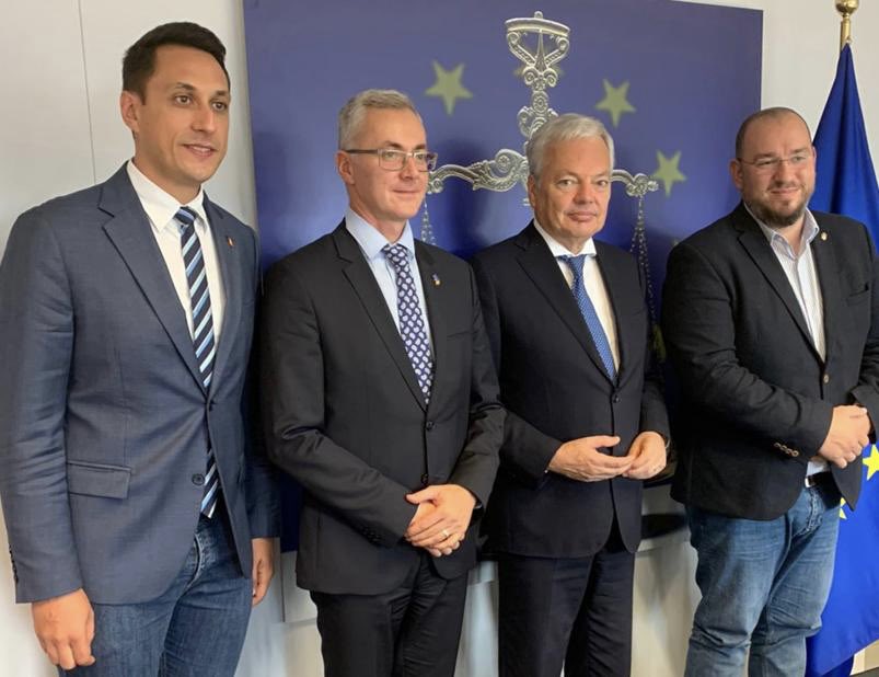 dreynders's tweet photo. I recalled that @EU_Commission is in contact with the Romanian authorities to discuss the reforms &amp; that I recommend to wait for the opinion of @VeniceComm on the draft justice laws before adopting them, to make sure they are in line with European standards (2/2) https://t.co/KSTg0c8rsz