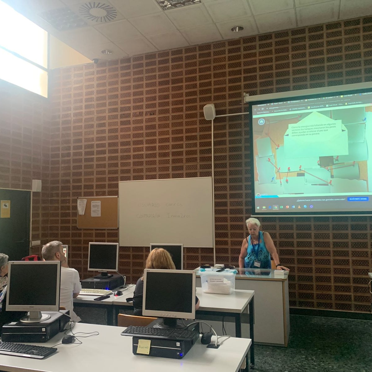 marisacon's tweet photo. Dictando Taller de Escape Room en la Univ de Valencia
#CIVE22  #congreso #educación #videojuegos #cultura  #uv 
@ETSEUV @UTNinspt https://t.co/JJwFBb5dI3