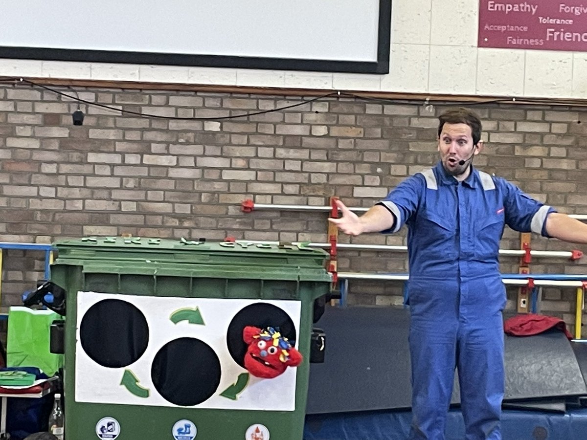 chantryyear2's tweet photo. The children are very excited today as Riki Cycle has come to visit Key Stage 1 to teach us about recycling #lookingafterourenvironment #responsibility @pioneer_trust @achildrensstory @lutoncouncil https://t.co/sq2fBE9ekN