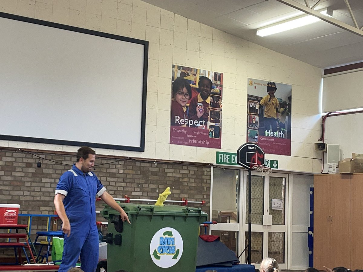 chantryyear2's tweet photo. The children are very excited today as Riki Cycle has come to visit Key Stage 1 to teach us about recycling #lookingafterourenvironment #responsibility @pioneer_trust @achildrensstory @lutoncouncil https://t.co/sq2fBE9ekN