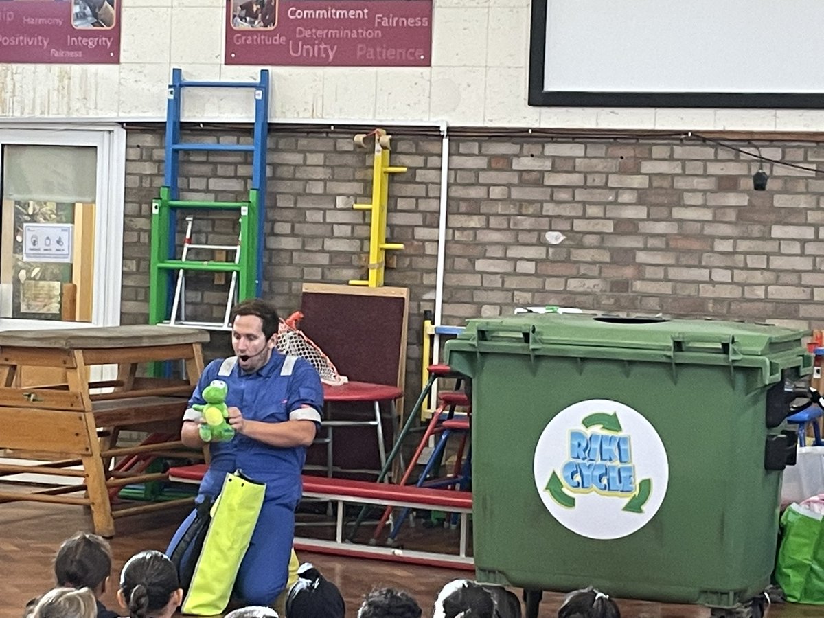 chantryyear2's tweet photo. The children are very excited today as Riki Cycle has come to visit Key Stage 1 to teach us about recycling #lookingafterourenvironment #responsibility @pioneer_trust @achildrensstory @lutoncouncil https://t.co/sq2fBE9ekN