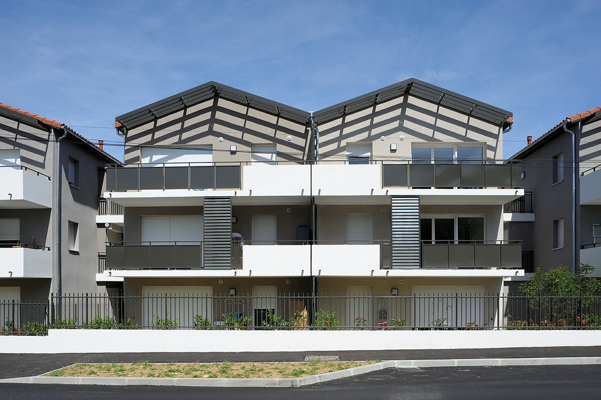AlilaPromoteur's tweet image. 🏗 #ALILA est fier de vous présenter sa nouvelle résidence &quot;Le Clos du Marais&quot; à Nivolas-Vermelle (38) ! 🏡 Livrée à @SDH_Officiel et @inli_officiel AuRA, elle propose 39 #logements sociaux de qualité et à prix maîtrisés en LLS et LLI.
#LogementpourTous #HLM