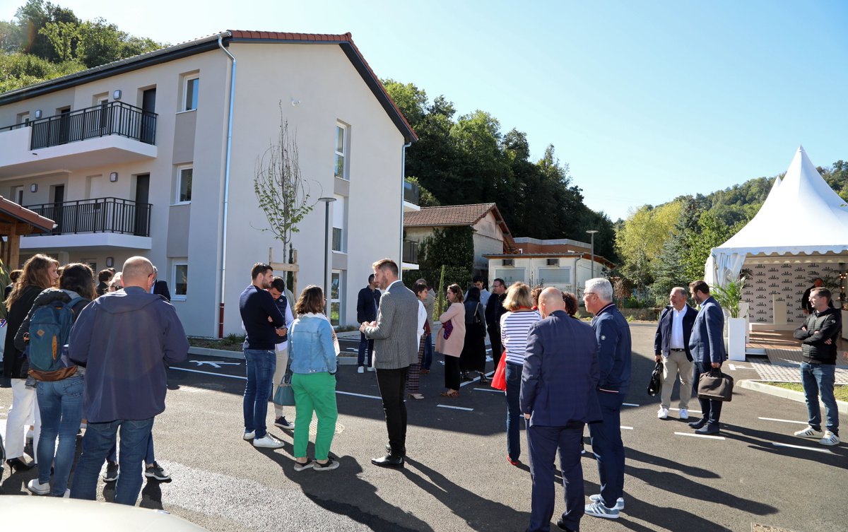 AlilaPromoteur's tweet image. 🏗 #ALILA est fier de vous présenter sa nouvelle résidence &quot;Le Clos du Marais&quot; à Nivolas-Vermelle (38) ! 🏡 Livrée à @SDH_Officiel et @inli_officiel AuRA, elle propose 39 #logements sociaux de qualité et à prix maîtrisés en LLS et LLI.
#LogementpourTous #HLM