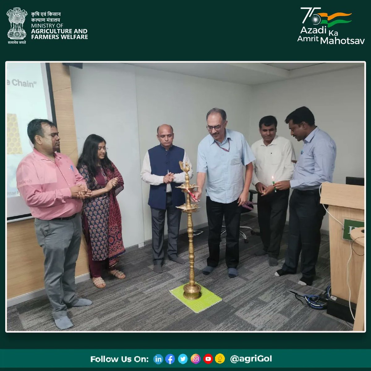 AgriGoI's tweet photo. Dr. Abhilaksh Likhi, Additional Secretary, DA&FW, inaugrated the National Workshop on 'Role of Agri- startups in honey value chain' today at National Seed Research Training Centre (#NSRTC), Varanasi, organised by National Bee Board, DA&FW, MoA&FW, GoI.
#agrigoi #honeymission https://t.co/14I6rTBnCo