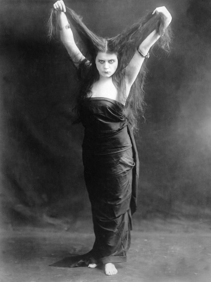 ghostdanz3's tweet photo. Spooky season is here!!! #thedabara #gothicon https://t.co/2nGBfEVdkU
