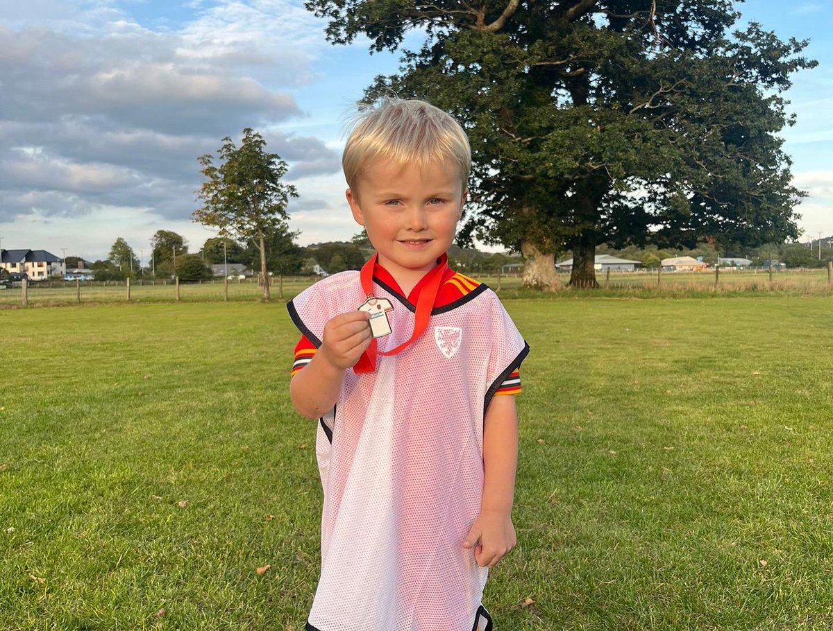 BmoCoaching's tweet photo. A busy Wednesday for us!
- Ysgol SΓͺr at @llwynyreos
- Bl 5 after school club at Llwyn Yr Eos π
- KS2 after school club at @stpadarnsrcp β½οΈ
- BMO Bears at @machynllethfootballclub π» (congrats to Oliver - player of the session!) !
#bmocoaching #beactive #schoolsport https://t.co/dNeateV84R
