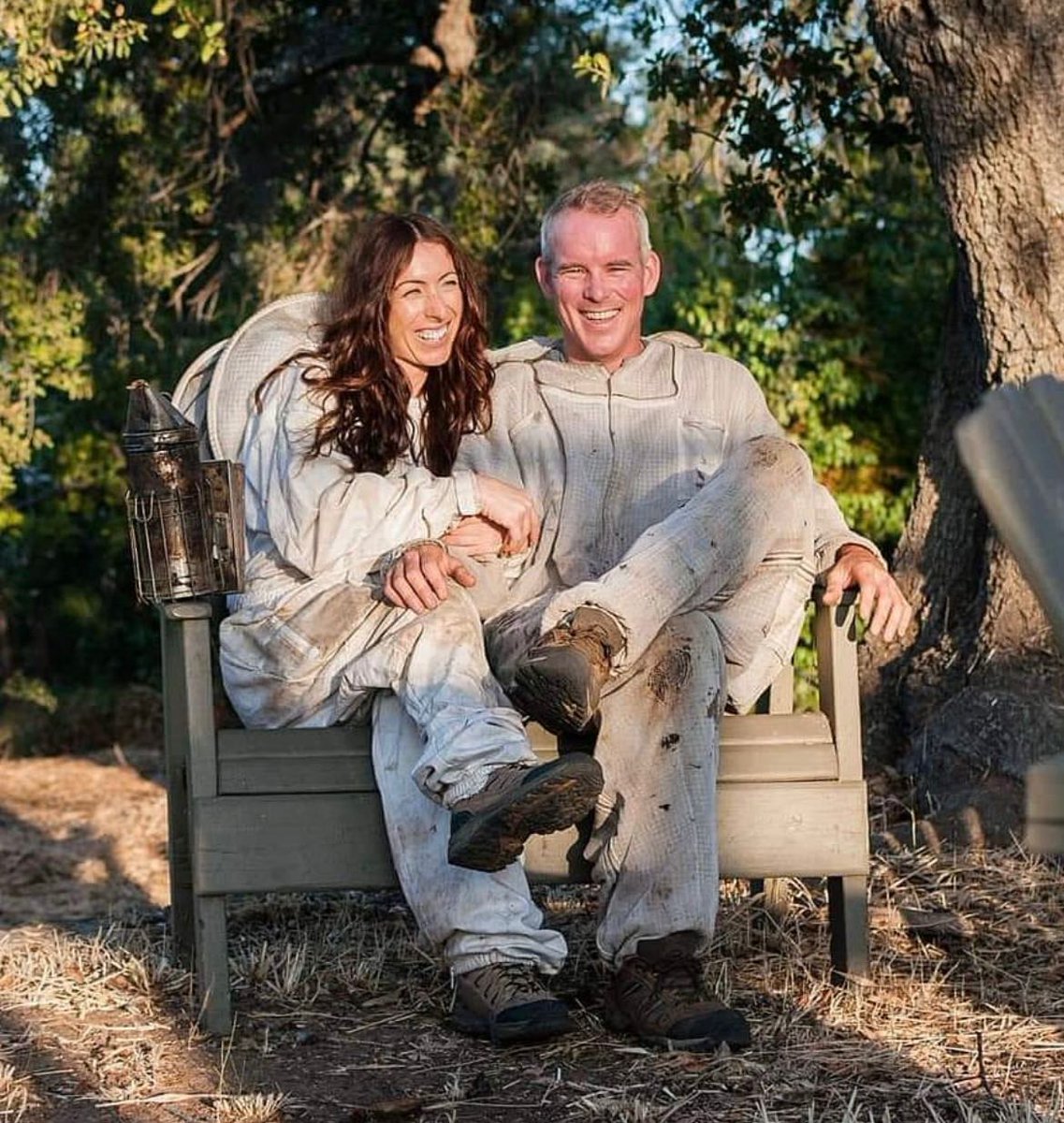 🐝 Depuis 17 ans, Jeff et Julie sauvent des abeilles et leur permettent d'être relocalisées en toute sécurité. Elles sont ensuite données à des apiculteurs locaux qui les placent dans diverses ruches de San Diego ! 👏 (Mr and Ms Bee Rescue)