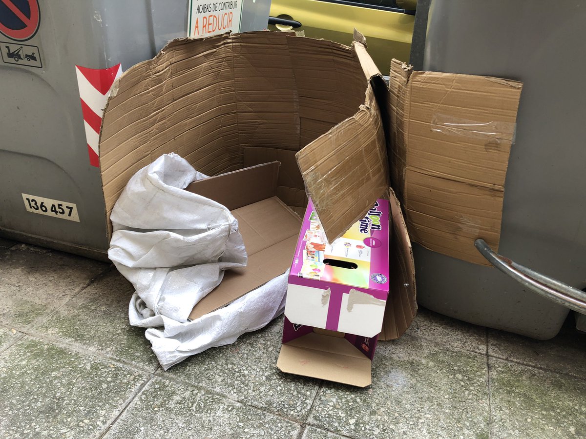santandersucio's tweet photo. Parece que @gemaigual sigue sin vaciar los contenedores de cartón y así pasa lo que pasa. #SantanderSucio #SantanderSuciedad #SantanderCiudad #Santander https://t.co/5utQIinRf8