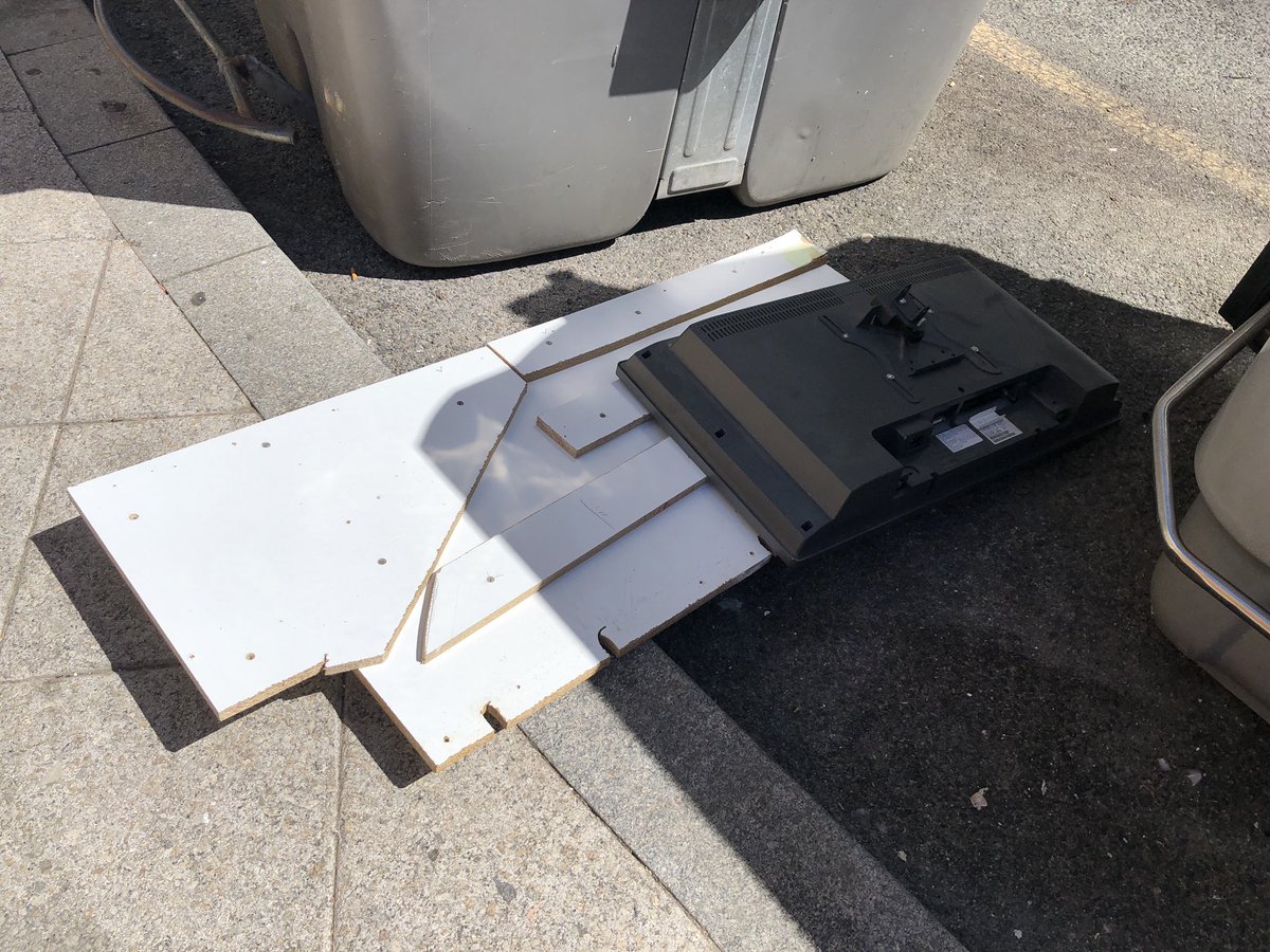 santandersucio's tweet photo. Parece que @gemaigual sigue sin vaciar los contenedores de cartón y así pasa lo que pasa. #SantanderSucio #SantanderSuciedad #SantanderCiudad #Santander https://t.co/5utQIinRf8
