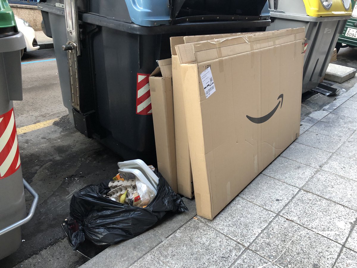 santandersucio's tweet photo. Parece que @gemaigual sigue sin vaciar los contenedores de cartón y así pasa lo que pasa. #SantanderSucio #SantanderSuciedad #SantanderCiudad #Santander https://t.co/5utQIinRf8