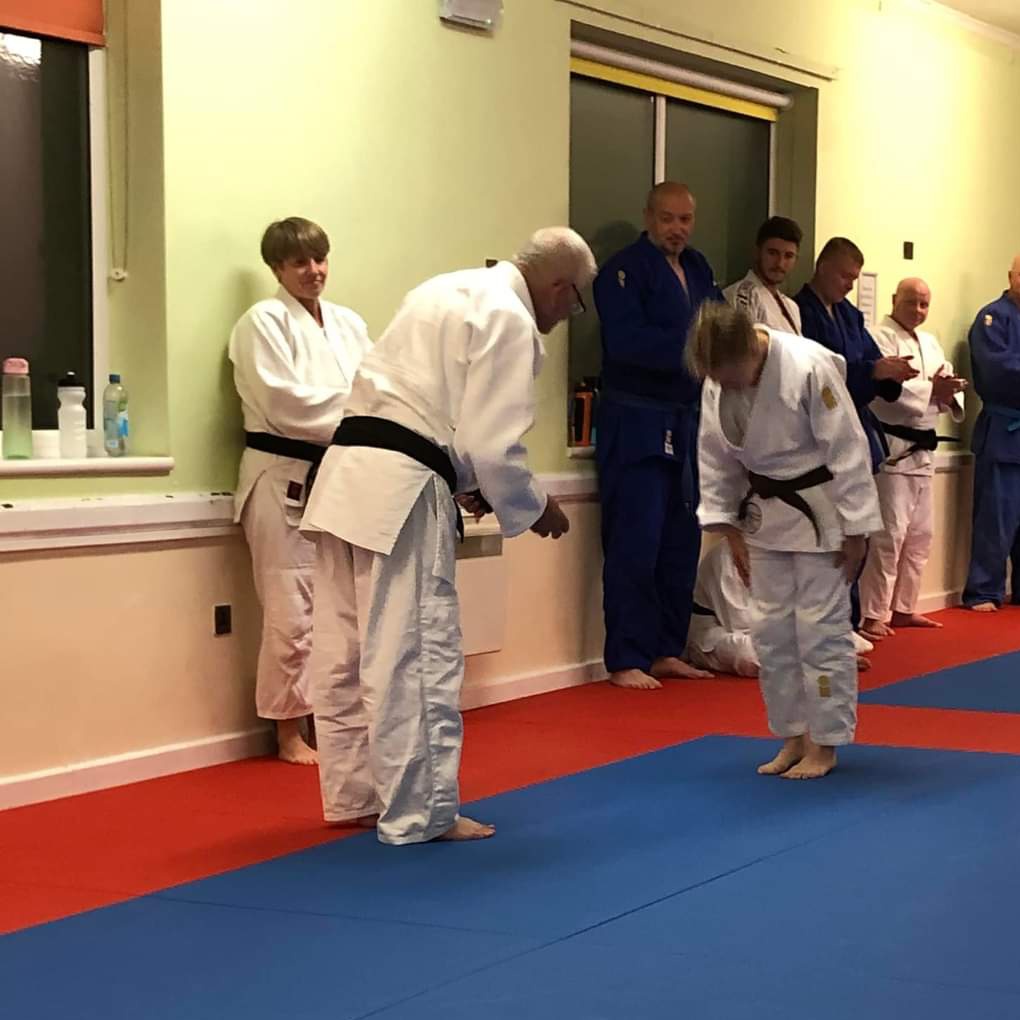 RKjudoclub's tweet photo. Congratulations to Ace on gaining her Dan grade this week. Proud to present her with it at the club with her fellow members. One milestone complete in her judo journey 👏👏#britishjudo #dangrade #achievement #proudmoment #milestone #judo #essimo https://t.co/7bviDQQ6j9