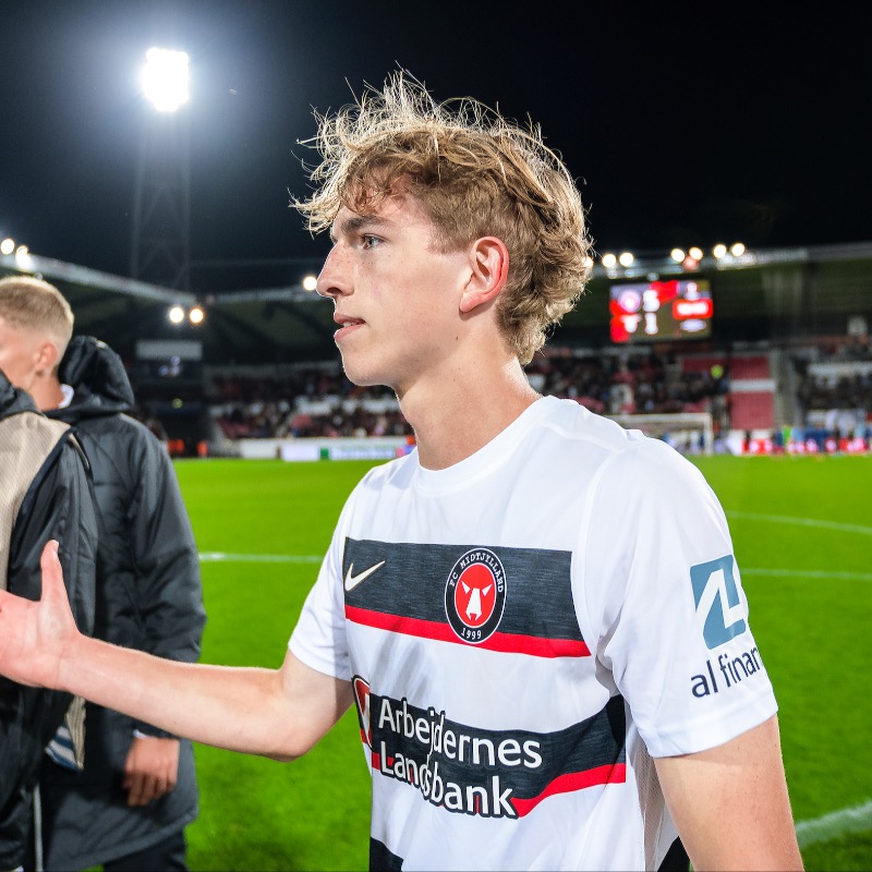 fcmidtjylland's tweet photo. Han er en stor profil på vores U19-mandskab og fik sin førsteholdsdebut i sidste uge mod Lazio.
Nu skriver Valdemar Byskov under på en ny treårig aftale 🤝🔥