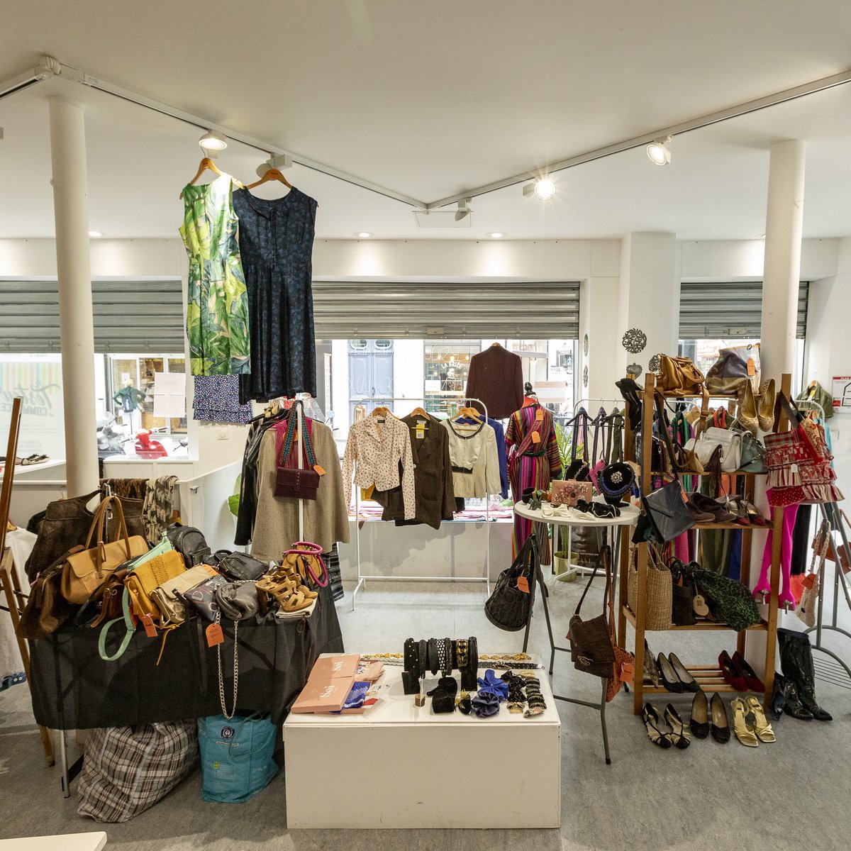 pariscommerces's tweet photo. Passionnée de pièces rares, Léa Ngo Dibong a fait de sa passion son métier en créant MJ Vintage et Créa, un concept-store qui mêle vintage & upcycling.
Dans sa boutique, elle propose de véritables trésors.
👉 Jusqu'au 13 nov dans le #Testeurdecommerce
📍67 rue Sedaine #Paris11 https://t.co/iv3MK8JSYY