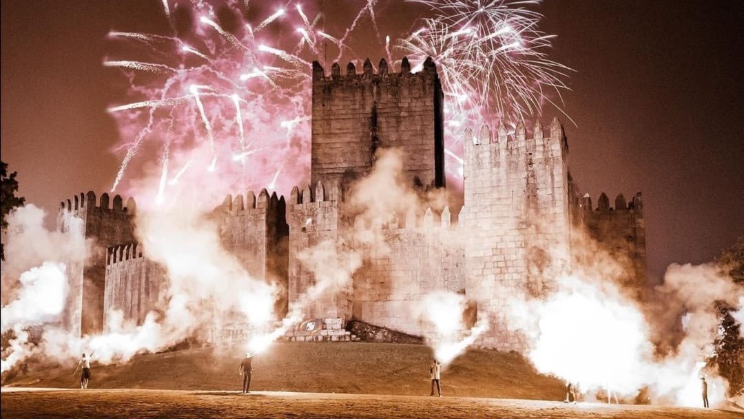 O Vitória SC completa hoje 100 anos de existência! Esta madrugada, milhares de vitorianos fizeram a festa na cidade de Guimarães. 👏🔥