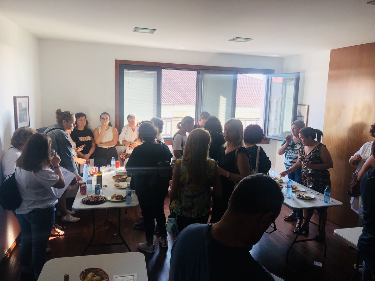 GALPRiadeArousa's tweet photo. O evento, no que se entregaron os diplomas acreditativos ao alumnado que superou os cursos formativos, rematou cunha degustación de produtos do #mar.
#SectorPesqueiro #pesca https://t.co/EN84fc0gUn