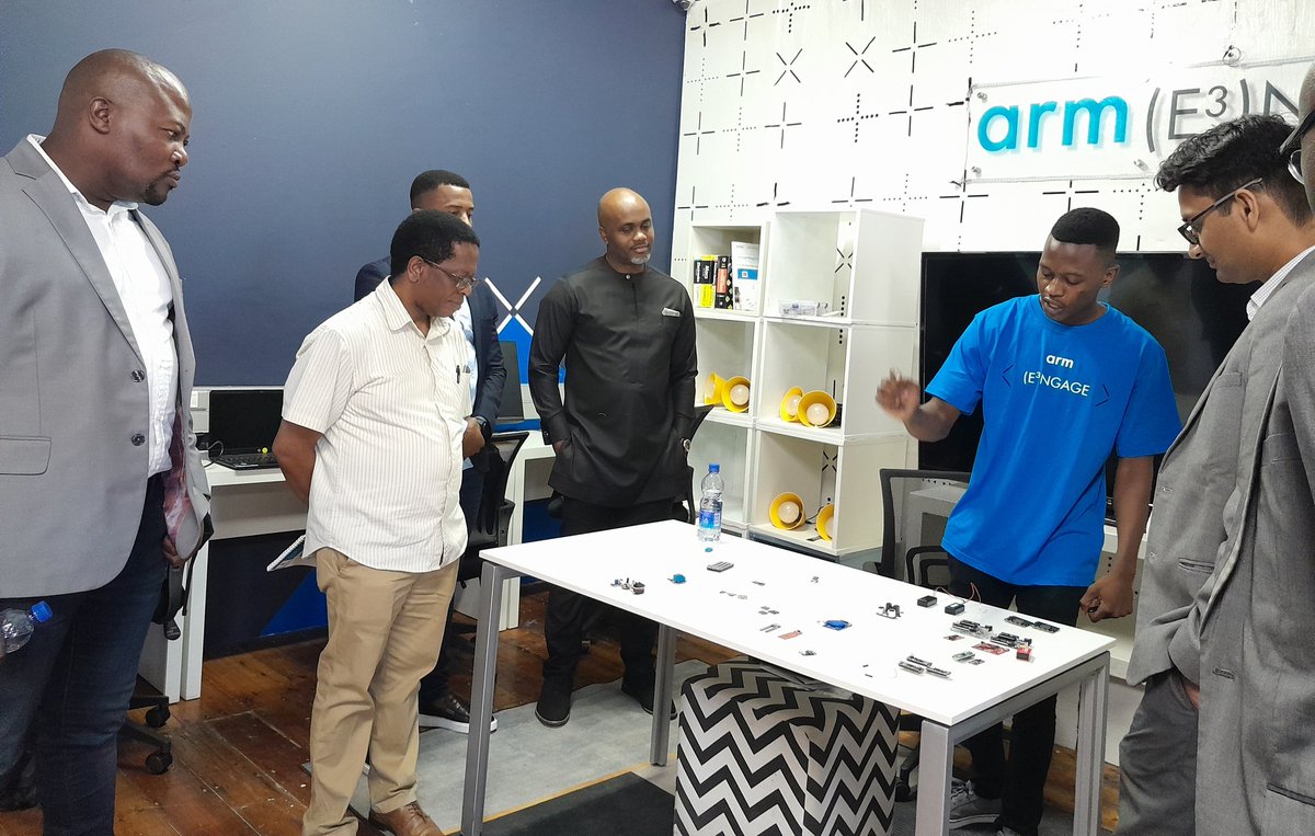 TheCortexHub's tweet photo. Gerald Sihlangu gives a demo in the @Arm Ecosystem Lab where he is joined by @andile_ngcaba Stephen Ozoigbo from @Arm, Pramod Venkatesh from @inq_Edge among other guests. 

#onarm #cortexhub #armengage https://t.co/CeQx1pWhZC