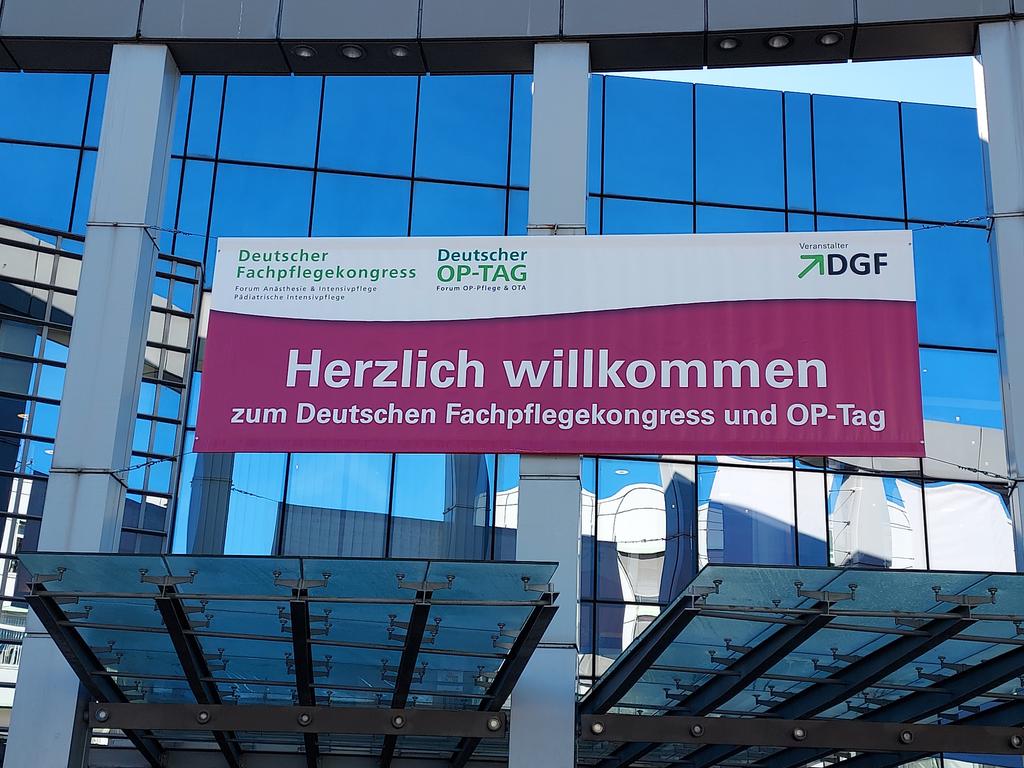 MarkSleziona's tweet photo. Noch eine Stunde, dann startet der Deutsche Fachpflegekongress und OP-Tag 2022 mit der Auftaktkonferenz.#dfk2022 #PflegenIntensiv https://t.co/GC2oFcAkt0