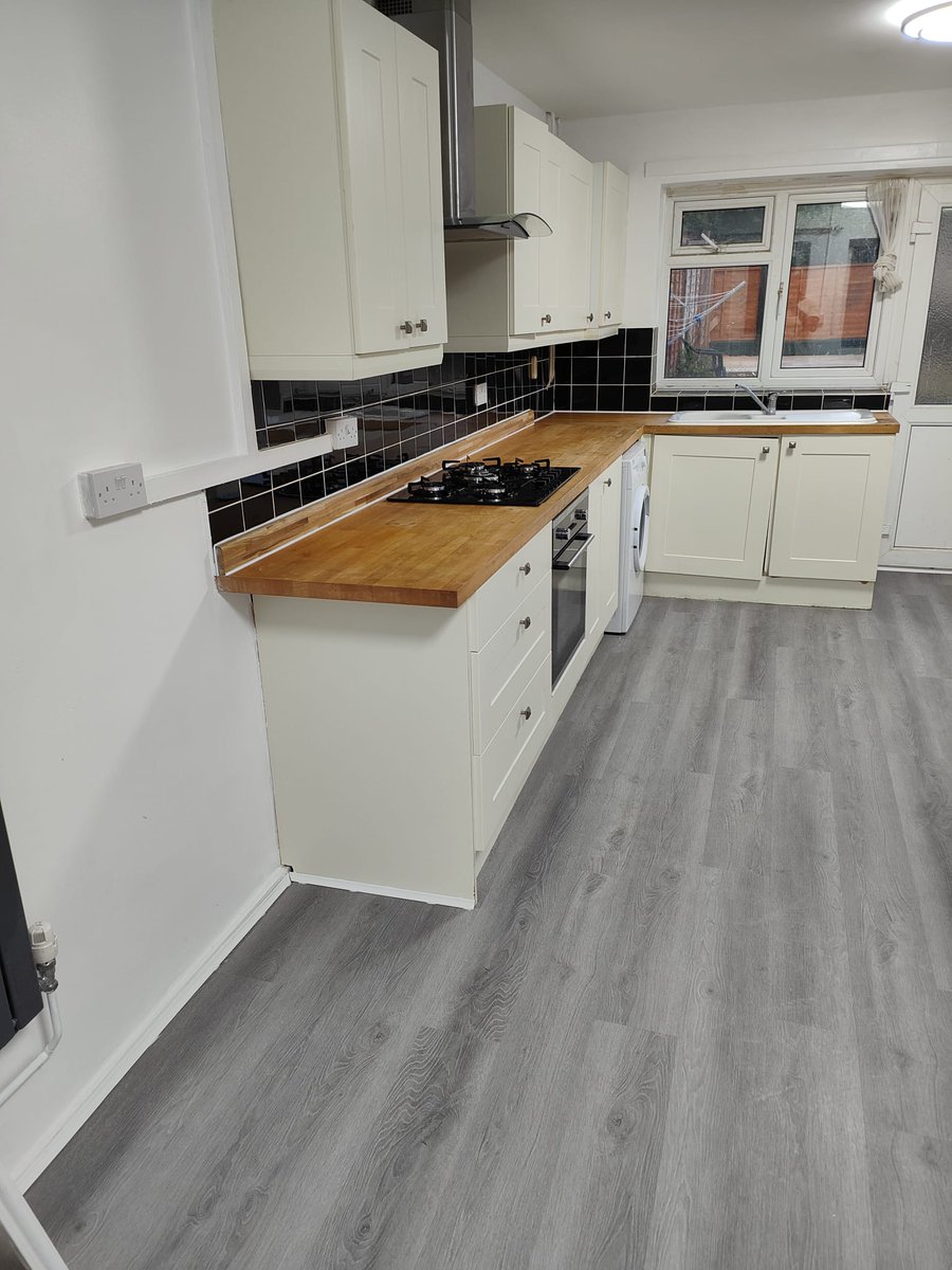 jiang07030615's tweet photo. This beautiful kitchen😘 by Robert design👏, it is complete with Maxzara luxury grey vinyl flooring, which offers a classic grey style, perfect for any design🔥.

#maxzaraflooring #flooring #vinyl #vinlyflooring #lvtflooring #spcflooring #floordesign  #interiordesign https://t.co/95kSrX0LGJ