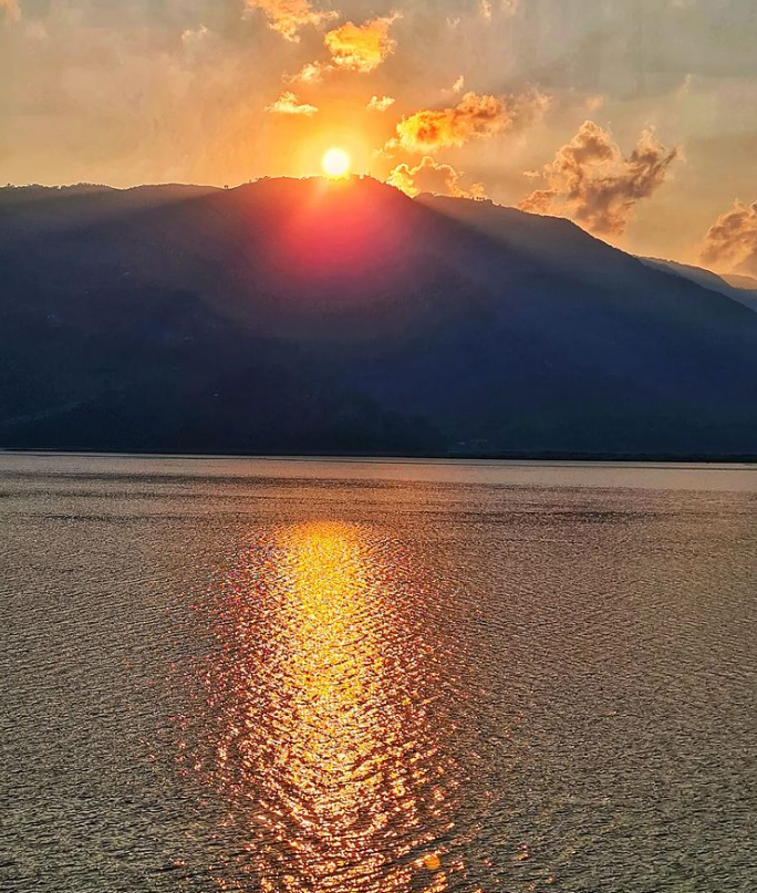 scottclaire7's tweet photo. “A beautiful sunset is your reward for surviving another day. Enjoy as many as you can.”

#sunset https://t.co/5vk8SBWWxK