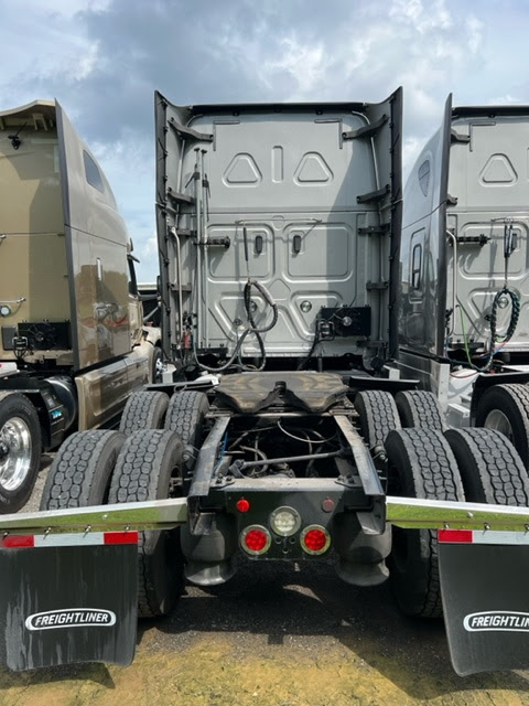 TTTExchange's tweet photo. DYNAMIC DUO OF 2020 FREIGHTLINER CASCADIA 126 SLEEPERS
Double Bunk
Detroit DD15 Engine, 455HP
Automatic DT12 Overdrive Transmission
Thermo-King APU &amp; Refrigerator
MILES= 656K &amp; 685K

$78K each

Contact Heather at #844-888-6775 for more info!

#freightliners #freightlinertrucks https://t.co/91eeULzSiX