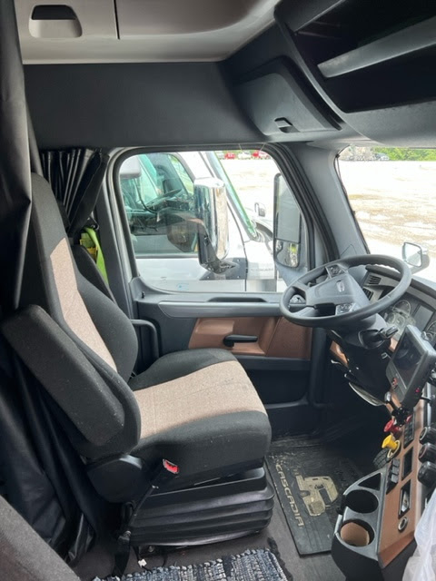 TTTExchange's tweet photo. DYNAMIC DUO OF 2020 FREIGHTLINER CASCADIA 126 SLEEPERS
Double Bunk
Detroit DD15 Engine, 455HP
Automatic DT12 Overdrive Transmission
Thermo-King APU &amp; Refrigerator
MILES= 656K &amp; 685K

$78K each

Contact Heather at #844-888-6775 for more info!

#freightliners #freightlinertrucks https://t.co/91eeULzSiX