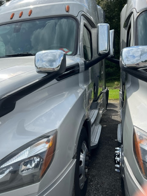 TTTExchange's tweet photo. DYNAMIC DUO OF 2020 FREIGHTLINER CASCADIA 126 SLEEPERS
Double Bunk
Detroit DD15 Engine, 455HP
Automatic DT12 Overdrive Transmission
Thermo-King APU &amp; Refrigerator
MILES= 656K &amp; 685K

$78K each

Contact Heather at #844-888-6775 for more info!

#freightliners #freightlinertrucks https://t.co/91eeULzSiX