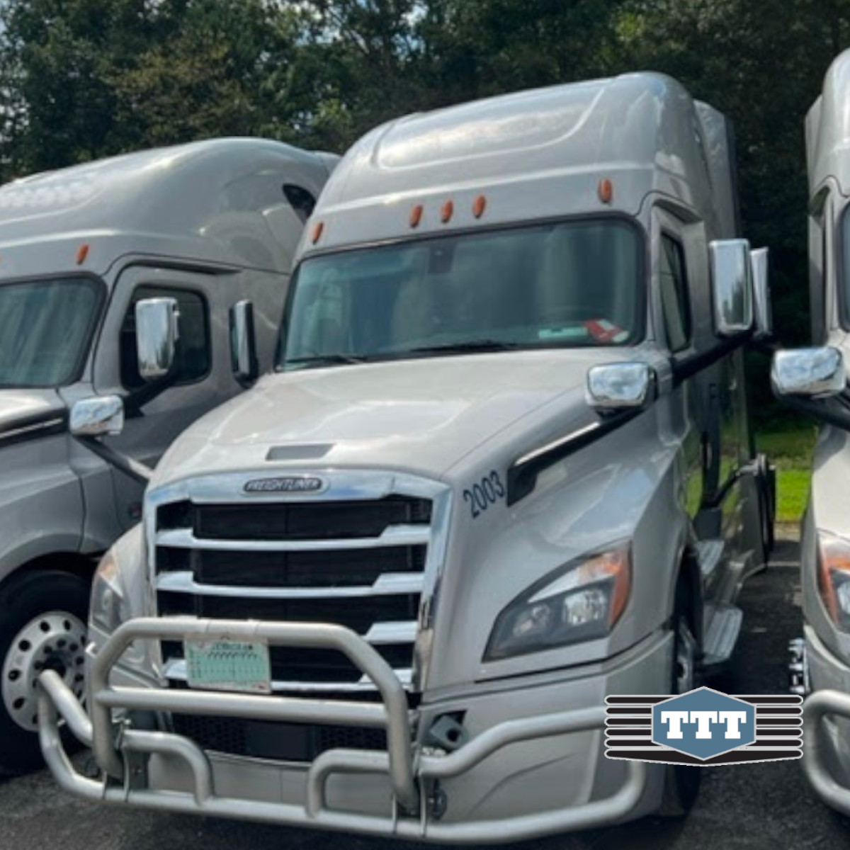 TTTExchange's tweet photo. DYNAMIC DUO OF 2020 FREIGHTLINER CASCADIA 126 SLEEPERS
Double Bunk
Detroit DD15 Engine, 455HP
Automatic DT12 Overdrive Transmission
Thermo-King APU &amp; Refrigerator
MILES= 656K &amp; 685K

$78K each

Contact Heather at #844-888-6775 for more info!

#freightliners #freightlinertrucks https://t.co/91eeULzSiX