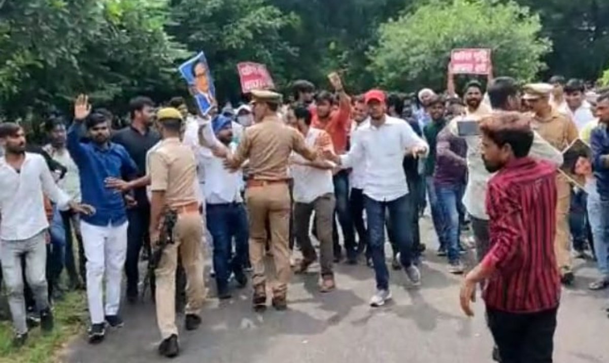 'ऑक्सफोर्ड ऑफ ईस्ट' के नाम से पूरी दुनिया में मशहूर इलाहाबाद विश्वविद्यालय को आज भाजपा सरकारों ने अखाड़ा बना कर रख दिया है। जिस विश्वविद्यालय के छात्रों ने दुनिया भर में देश का नाम रौशन किया है आज वहां के छात्र धरने देने और पुलिस की लाठियां खाने को मजबूर हो गए हैं। 1/3