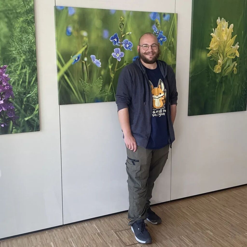 DuteNait's tweet photo. First Exhibition (1/2)

I'm a happy little Cake

Meadow-Views
Photos of the orchid meadows in the Erzgebirge.

Und schon hängen die Bilder in der Mensa der Stadtentwässerung Dresden. Meine erste Austellung. ☺️

Wiesen-Blicke
Photos von den Orchideen-Wies… https://t.co/xSTHU304pF https://t.co/p63hfdSlZw