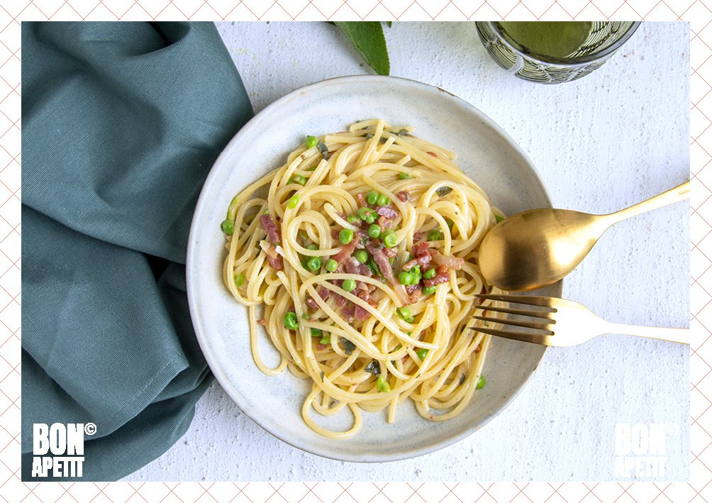 Jullie herkennen het vast wel, de drukke hectische #doordeweekse dagen. Je wilt toch wat lekkers op tafel zetten, maar het mag niet te veel werk zijn. Denk dan eens aan deze heerlijk spaghetti met #salie, #spekjes en #erwten. bonapetit.nu/recept/spaghet…
