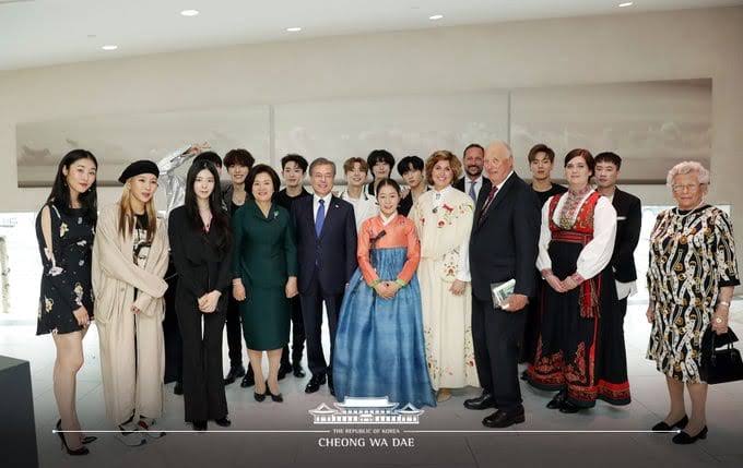 _Little_Monsta's tweet photo. @kpophappenings_ You mean Monsta X? It was King Harald V of Norway, I believe alongside Crown Prince Haakon and Princess Astrid 🇳🇴 They were personally invited by President Moon Jae-in &amp; the First Lady Kim Jung-sook 🇰🇷  to celebrate the 60th anniversary of diplomatic ties between them https://t.co/5tW2XyjgQd