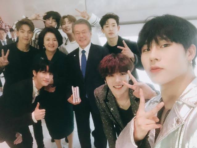 _Little_Monsta's tweet photo. @kpophappenings_ You mean Monsta X? It was King Harald V of Norway, I believe alongside Crown Prince Haakon and Princess Astrid 🇳🇴 They were personally invited by President Moon Jae-in &amp; the First Lady Kim Jung-sook 🇰🇷  to celebrate the 60th anniversary of diplomatic ties between them https://t.co/5tW2XyjgQd