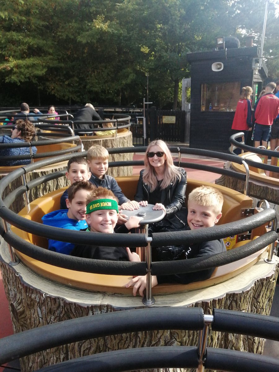 YsgolPumHeol's tweet photo. Wedi cyrraedd Legoland! #peiriantsgrech #screammachine #pumheol https://t.co/QxJQP3WgbD