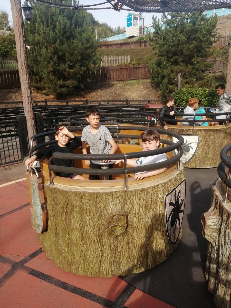 YsgolPumHeol's tweet photo. Wedi cyrraedd Legoland! #peiriantsgrech #screammachine #pumheol https://t.co/QxJQP3WgbD