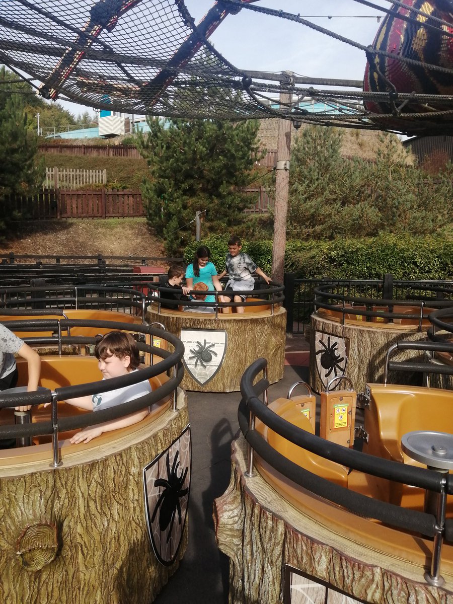 YsgolPumHeol's tweet photo. Wedi cyrraedd Legoland! #peiriantsgrech #screammachine #pumheol https://t.co/QxJQP3WgbD