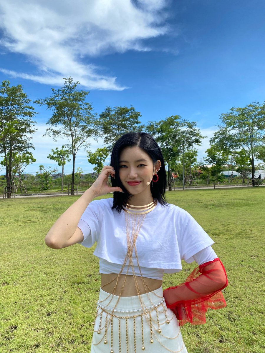 TribeWeverse's tweet photo. 🦊's Weverse post on 220922 

Only smiling pictures!! 😄☁️
(Happy Coca Cola shoot ❤️)

@tribedaloca
#트라이비 #TRI_BE #현빈 #HYUNBIN  #LEVIOSA #Kiss https://t.co/hxcNkxCtGh