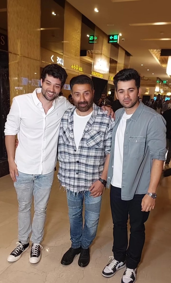 ClaretMagazine's tweet photo. Like father like sons. The Deol gents look dashing together. 3 young guns
A picture-perfect moment #SunnyDeol
#karandeol #rajvirdeol #sons #deolfamily @iamsunnydeol @aapkakarandeol @imrajvirdeol https://t.co/b26CtxnjgG
