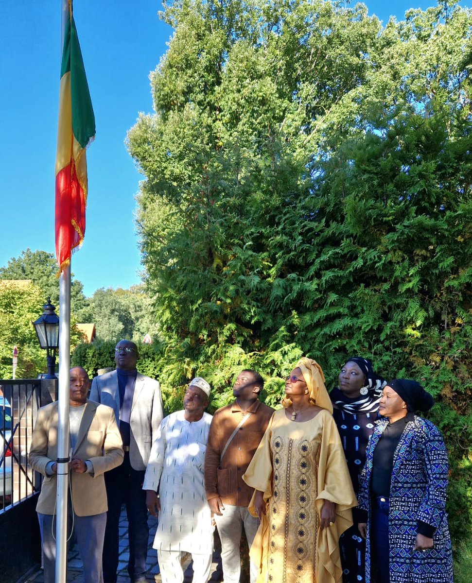 BotschaftMali's tweet photo. S.E.Mme @OumouSallSeck et le personnel de l'Ambassade à Berlin souhaitent à tous les maliens de l'intérieur et de la diaspora une très  bonne fête de l'indépendance. https://t.co/GOUK6OgzZb