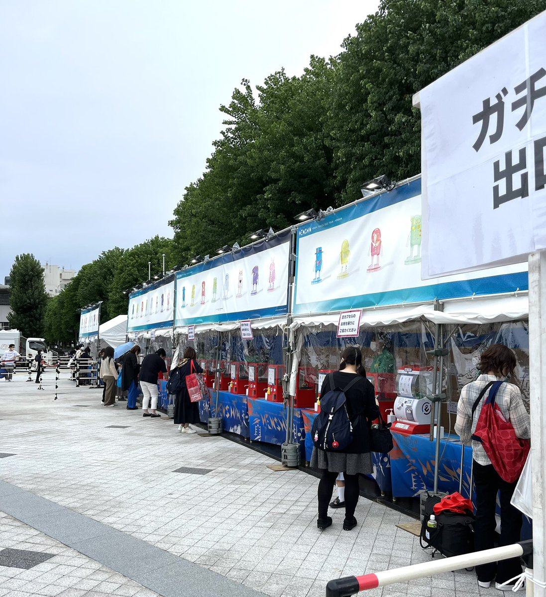 franc_083's tweet photo. 【ガチャコーナー】
こちらもスムーズでした。
QRコード決済専用:4台
コイン専用:15台ほど
コード決済出来る機械が少ないので、現金→コインと交換の方が早かったです。
#米津玄師2022TOUR変身グッズ
#米津玄師2022TOUR変身
#リイシューオールスターズ
#CANDYCOLOR https://t.co/ADLuwPS2Rm