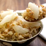 簡単で美味しそう!ツナ缶と丸ごと玉葱の炊き込みご飯!