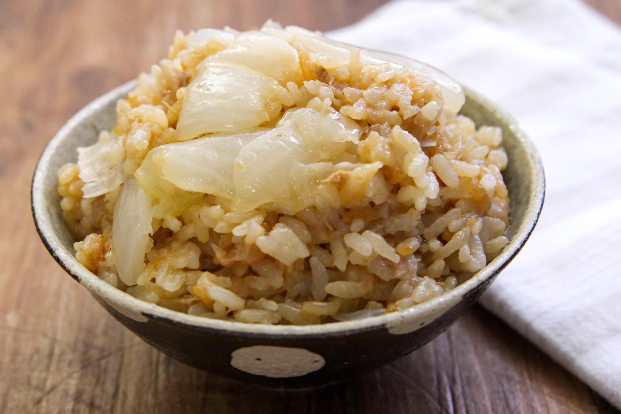 簡単で美味しそう！ツナ缶と丸ごと玉葱の炊き込みご飯！