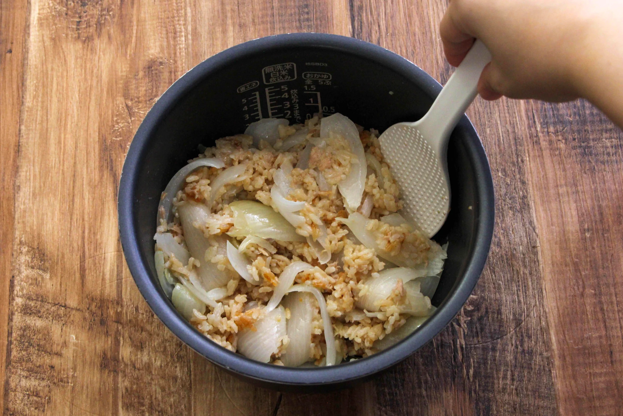簡単で美味しそう！ツナ缶と丸ごと玉葱の炊き込みご飯！
