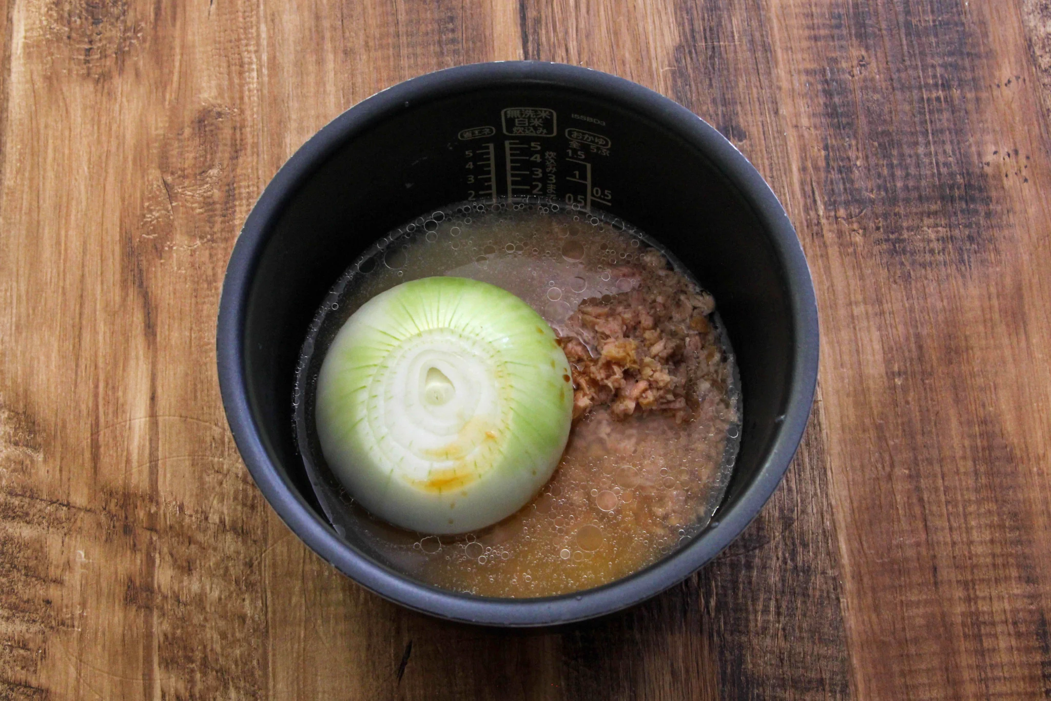 簡単で美味しそう！ツナ缶と丸ごと玉葱の炊き込みご飯！
