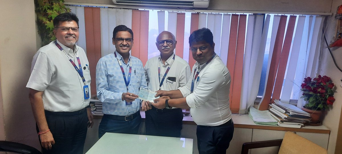 natureloversva1's tweet photo. Please to announce that SBI Officer Association has contributed for Drilling Machine to our Nature Lovers Vadodara and gave cheque today on 22 Sep 2022.. https://t.co/VbSkEuSv3k