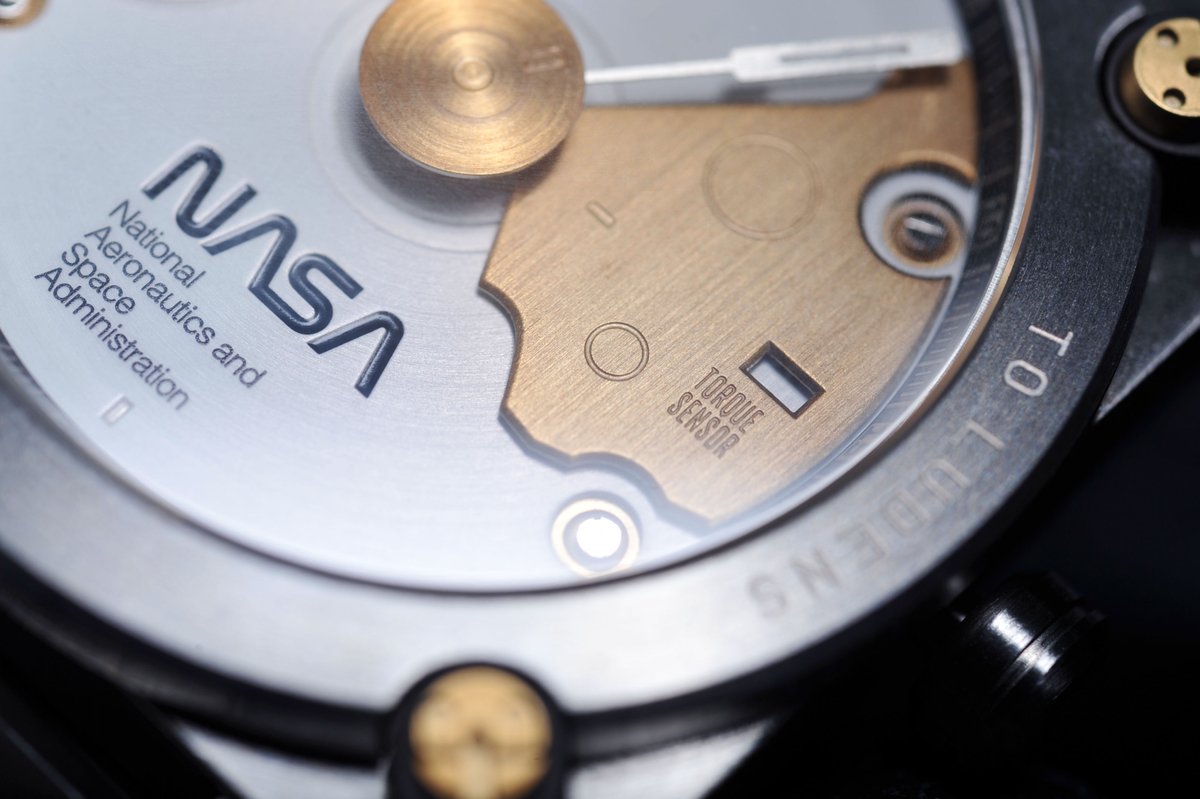 Anicorn_Watch's tweet photo. On the dial is the endorsement of the NASA logo, as well as an engraved serial code that appeared on the arms of the Ludens EVA Creasuit Suit. 

@Kojima_Hideo  @HIDEO_KOJIMA_EN 
@KojiPro2015 @KojiPro2015_EN

Coming soon - 27 Sep 2022
Exclusively on https://t.co/ItVupBWStv https://t.co/mP8OfTNOKk