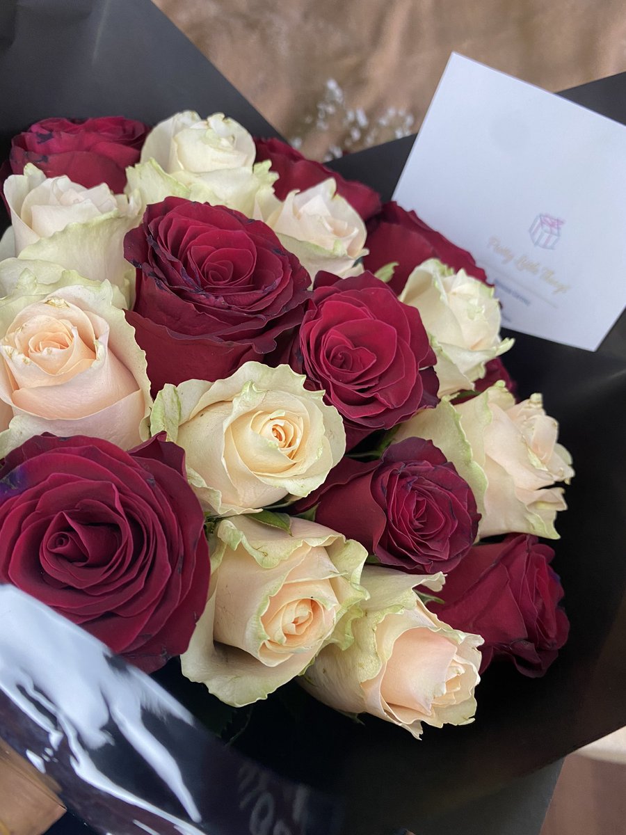 prettythingszw's tweet photo. What better way to remind someone of how much they mean to you than a bouquet of fresh roses 🌹 

Available in Mutare 
Dm or WA +263787446480 to order

#prettythingszw #prettylittlethings #roses #flowerbouquet #mutare #zimbabwe https://t.co/7XUIuDs5qZ