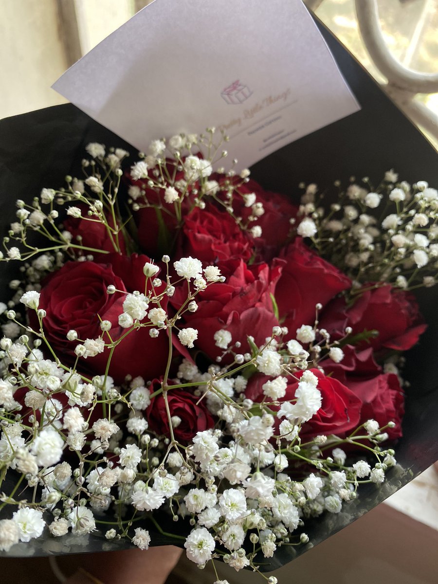prettythingszw's tweet photo. What better way to remind someone of how much they mean to you than a bouquet of fresh roses 🌹 

Available in Mutare 
Dm or WA +263787446480 to order

#prettythingszw #prettylittlethings #roses #flowerbouquet #mutare #zimbabwe https://t.co/7XUIuDs5qZ