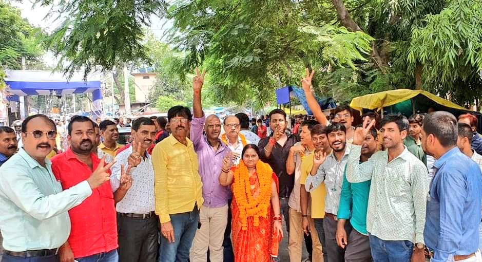 manish_singhIND's tweet photo. आज पटना जिला के वार्ड 8 की प्रत्याशी और निवर्तमान पार्षद श्रीमती रीता रानी जी के नामांकन में शामिल हुआ
जय हो विजय हो।
#Ward8 #pmcelection2022 #wardelection https://t.co/8F57JZP5jJ
