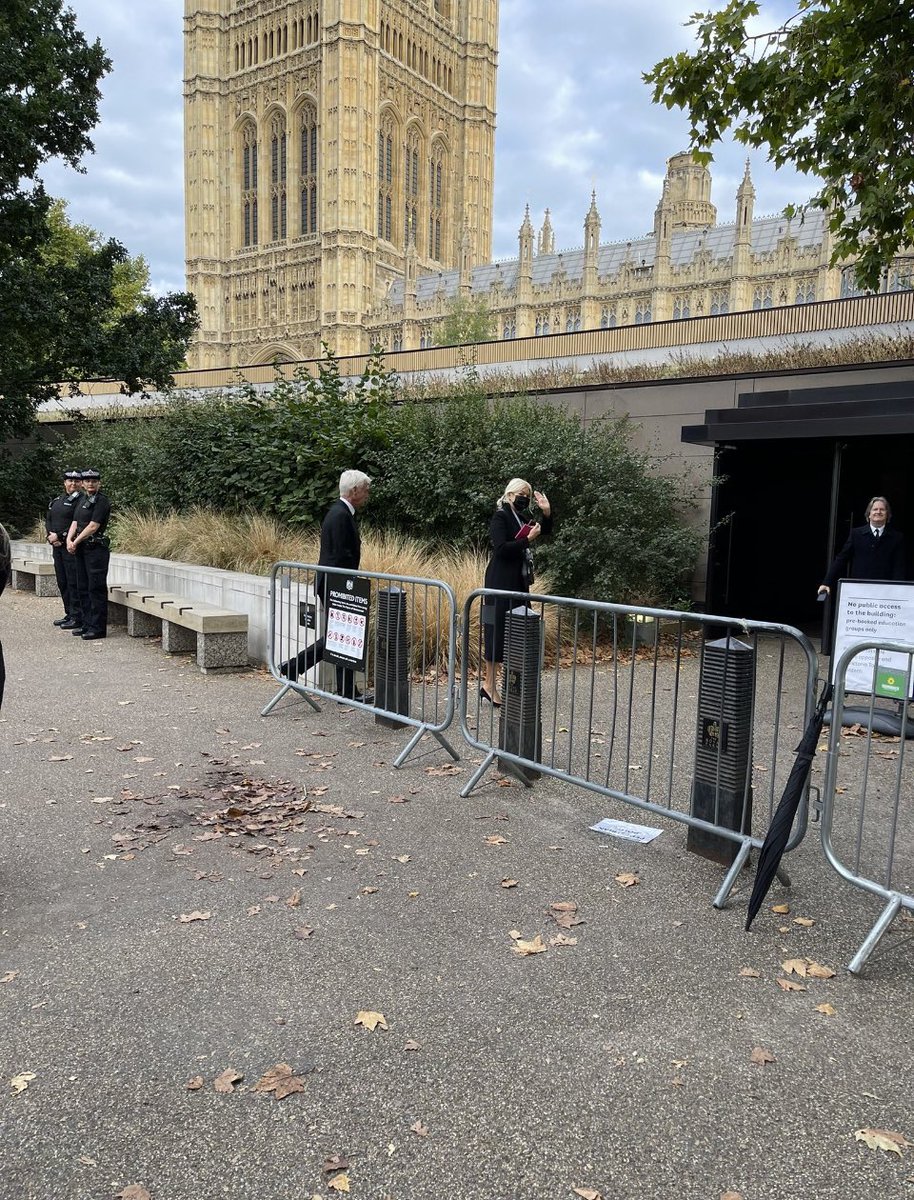 TheStephenRalph's tweet photo. Philip Schofield and Holly Willoughby entering Parliament via the tradesman's entrance... 👇🏻
#TheQueue #QueueJumpers #QueueE2 #OneRuleForThem https://t.co/9CzWX8l8dJ